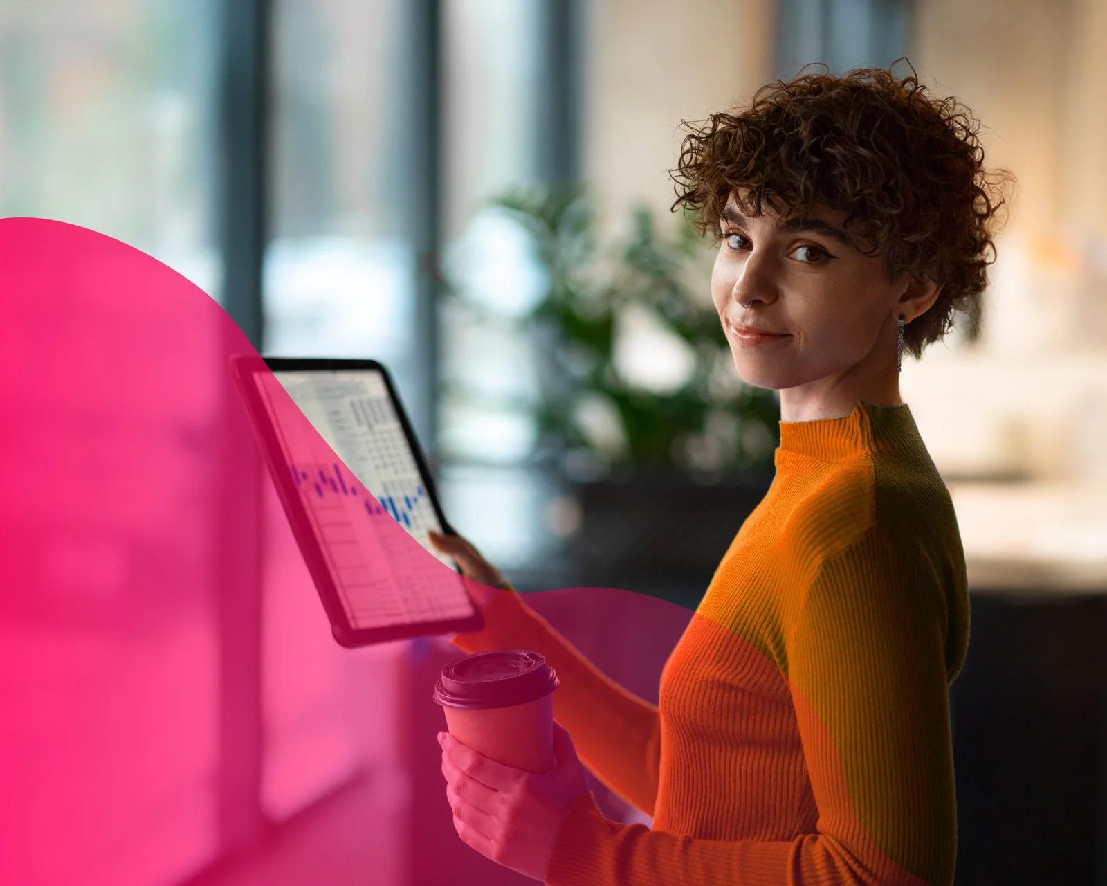 Mujer observando un tablero de Power BI.