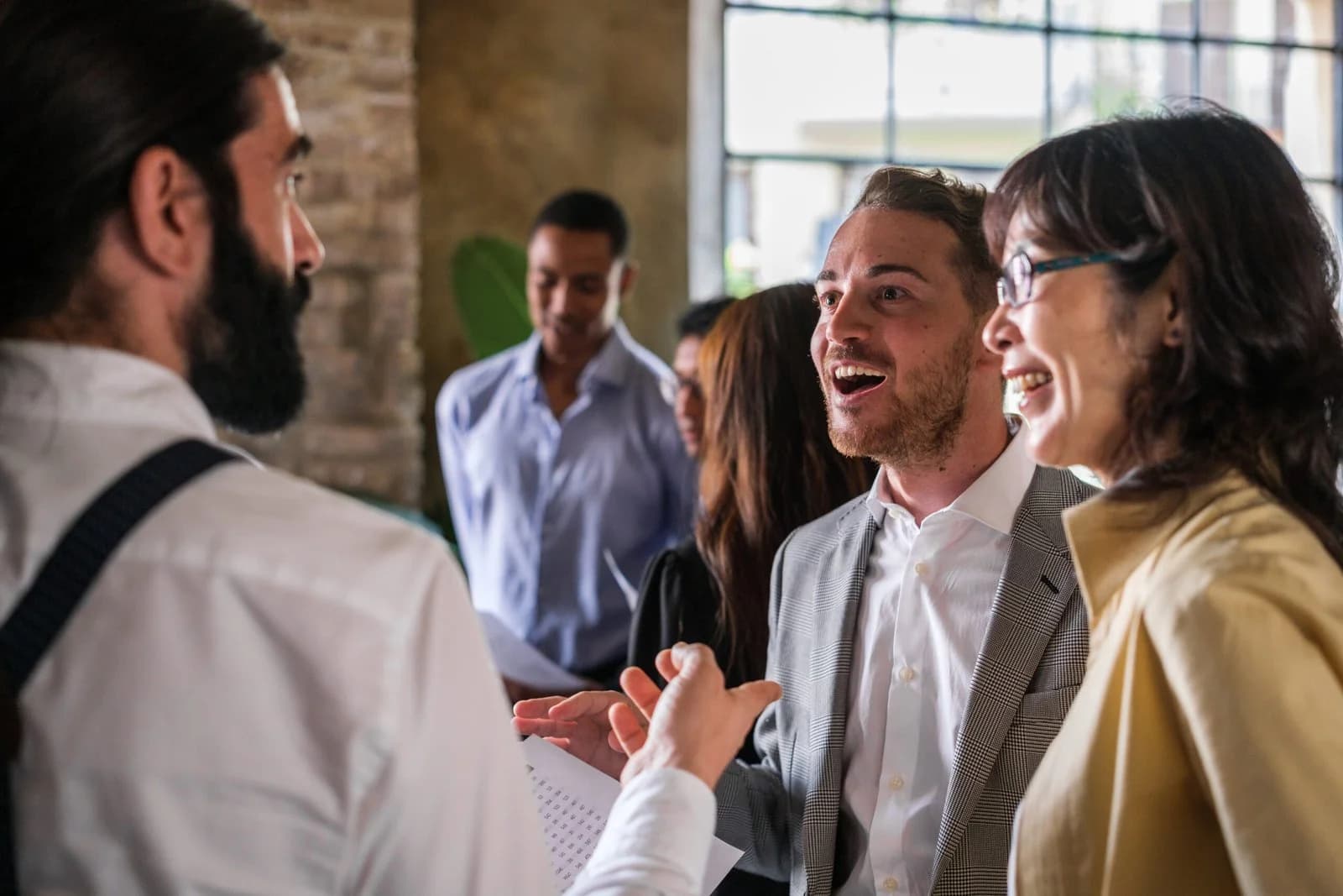 Personas haciendo networking en un evento
